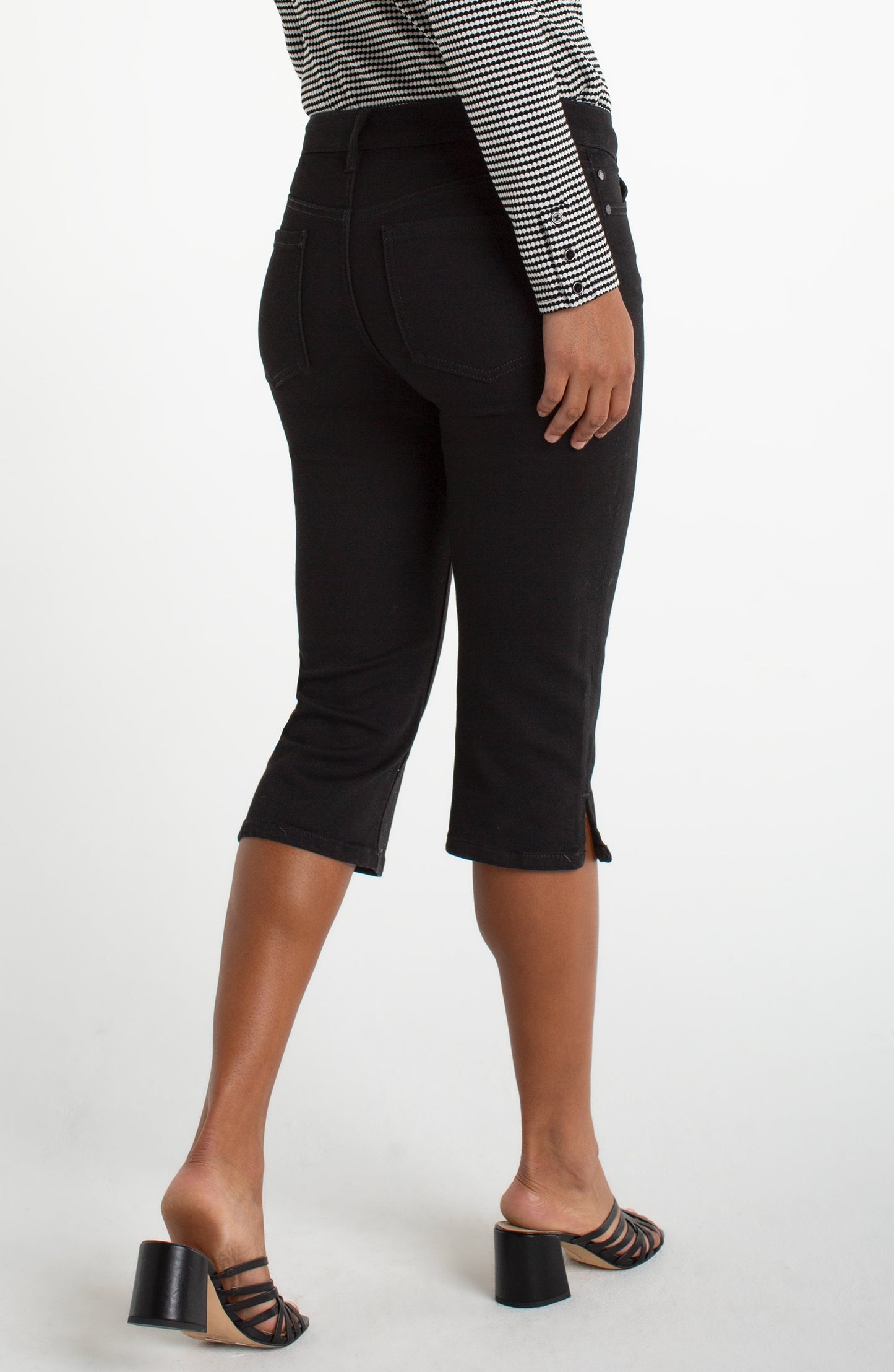Liverpool Capri w/ Slit (17" inseam) (Black Rinse)